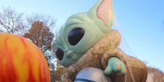 Ein Heliumballon in der Star Wars Figur Baby Yoda wird für die alljährliche Thanksgiving-Parade vorbereitet. Foto: Christina Horsten/dpa Ein Heliumballon in der Star Wars Figur Baby Yoda wird für die alljährliche Thanksgiving-Parade vorbereitet. Foto: Christina Horsten/dpa