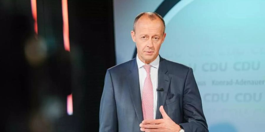 Friedrich Merz, CDU-Bundestagsabgeordneter, präsentiert sich als Kandidat für den CDU-Parteivorsitz im Konrad-Adenauer-Haus auf dem “CDU Live”-Format den CDU-Mitgliedern. Foto: Kay Nietfeld/dpa