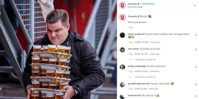 Der Twente-Fan trägt seine wertvolle Fracht äusserst konzentriert. FC Twente
