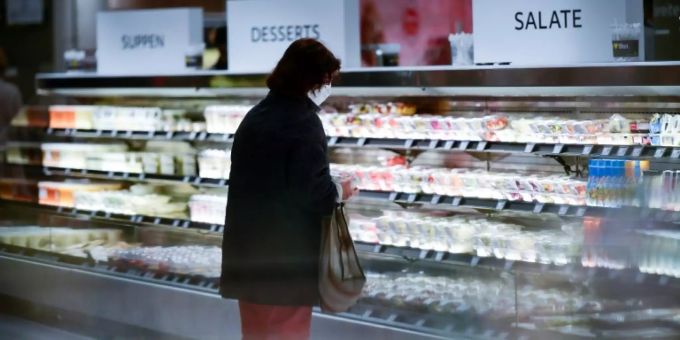 Kundin in einem Supermarkt Kundin in einem Supermarkt