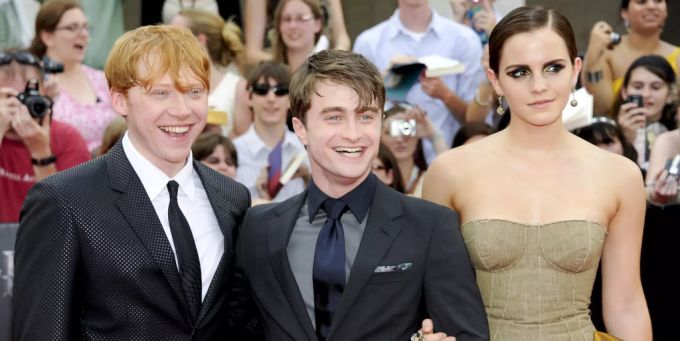 Zum Teil belastender Rummel für die Kinderstars von damals, Rupert Grint (l), Daniel Radcliffe (m) und Emma Watson (r) 2011 in New York. Emma Watson