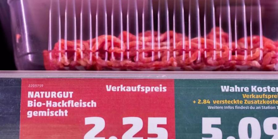 Verbraucher zahlen für Lebensmittel selten den «wahren Preis». Durch die Produktion verursachte Umweltschäden sind in der Regel nicht mit eingepreist. Foto: Rolf Vennenbernd/dpa