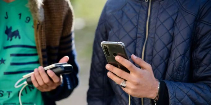 Junge Männer mit Smartphones. Junge Männer mit Smartphones.