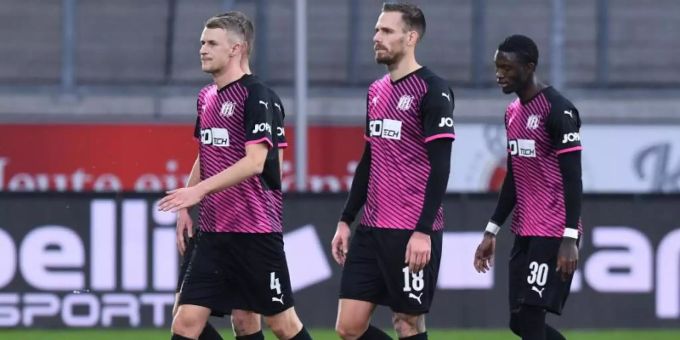 Aaron Opoku (r) vom VfL Osnabrück verlässt nach rassistischen Beleidigungen mit Teamkollegen das Stadion des MSV Duisburg. Foto: Revierfoto/dpa Aaron Opoku (r) vom VfL Osnabrück verlässt nach rassistischen Beleidigungen mit Teamkollegen das Stadion des MSV Duisburg. Foto: Revierfoto/dpa