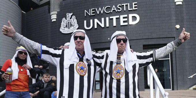Zwei Fans von Newcastle United posieren im Saudi-Outfit. Newcastle United