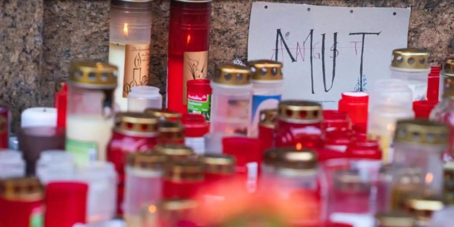 Trauer um die Opfer einer Messerattacke am Tatort. Foto: Nicolas Armer/dpa