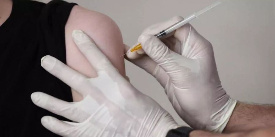 Die Impfung mit dem Corona-Impfstoff von Biontech/Pfizer senkt bei Jugendlichen laut einer Studie das Risiko einer Infektion mit der Delta-Variante um 90 Prozent. Foto: Oliver Berg/dpa
