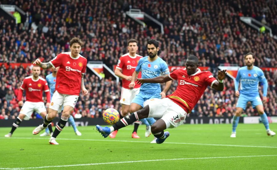 Eric Bailly grätscht nach sieben Minuten zu spät.