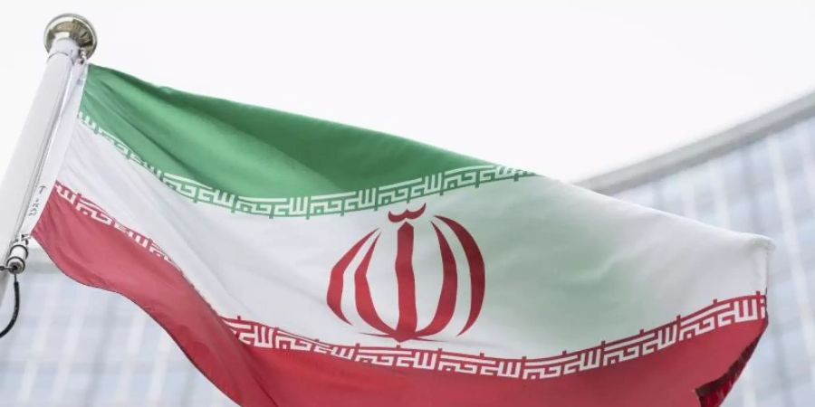 Die iranische Flagge weht vor dem Gebäude des Internationalen Zentrums, in dem sich der Sitz der Internationalen Atomenergiebehörde (IAEO) befindet. (Archivbild). Foto: Florian Schroetter/AP/dpa