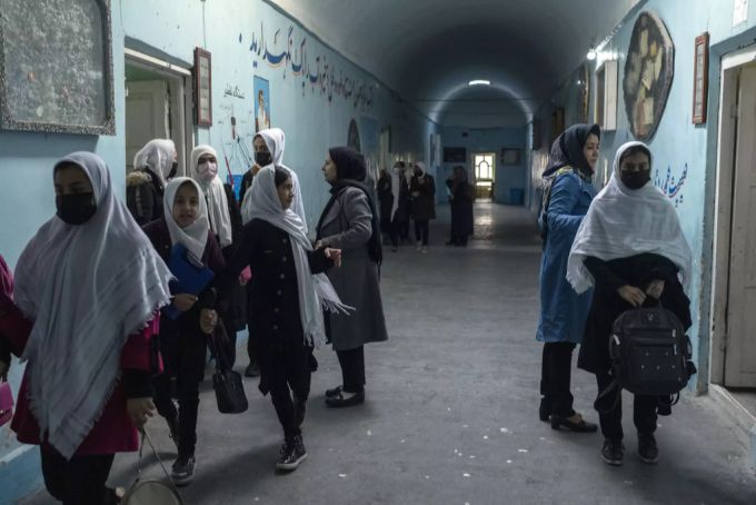 Nur wenige afghanische Mädchen können zur Schule. afghanistan