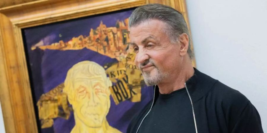 Sylvester Stallone vor einem seiner Gemälde im Osthaus Museum in Hagen. Foto: Rolf Vennenbernd/dpa