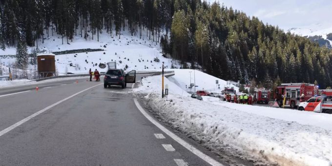 In Klosters ist es beim Einfahren auf die Prättigauerstrasse zu einem Verkehrsunfall zweier Autos gekommen.