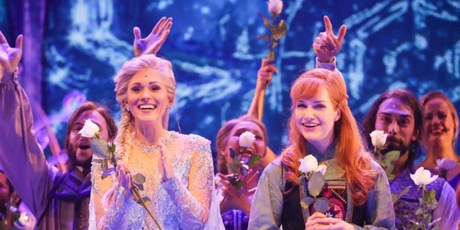Sabrina Weckerlin als Eiskönigin Elsa und Celena Pieper als Anna nach der Deutschlandpremiere des Disney-Musicals "Die Eiskönigin" in Hamburg. Foto: Christian Charisius/dpa