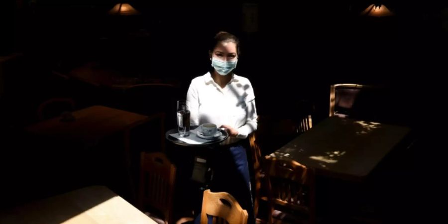 Kellnerin in einem Café in München