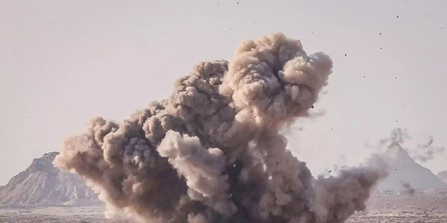 Ein von der iranischen Armee veröffentlichtes Foto zeigt eine Explosion