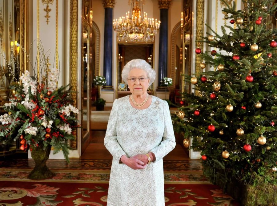 Seit vielen Jahren sind die Tannen in den Palästen schön geschmückt. Hier Queen Elizabeth II. bei der Weihnachtsansprache 2012.