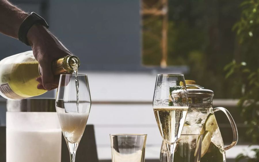 Champagnergläser Flasche einschenken