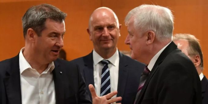 Söder (l.) und Seehofer (r.) Söder (l.) und Seehofer (r.)
