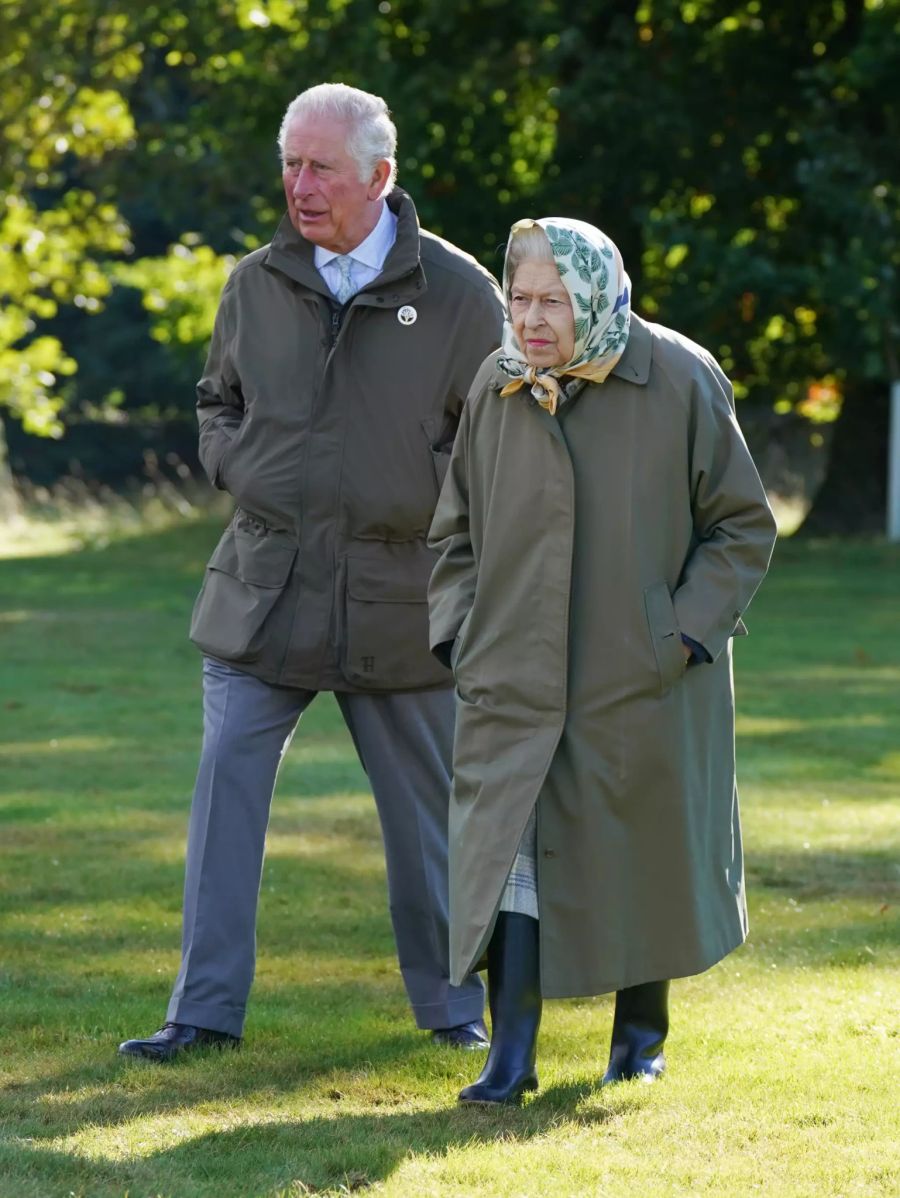 Die Queen mit Sohn Charles.