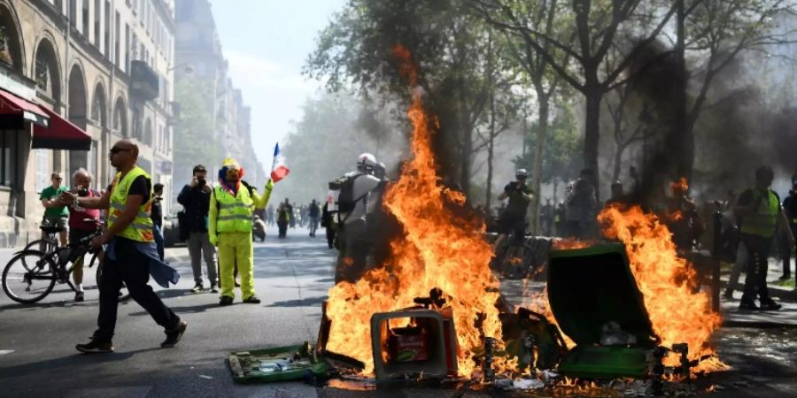 Brennende Barrikaden beim «Gelbwesten»-Protest in Paris