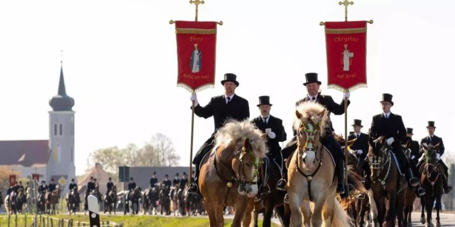 Mehr als 1.500 Reiter ziehen am Ostersonntag hoch zu Ross von Dorf zu Dorf und verkünden die Osterbotschaft. Foto: Daniel Schäfer