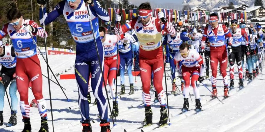 Das Feld der Läufer beim Skiathlon. Foto: Heikki Saukkomaa/Lehtikuva