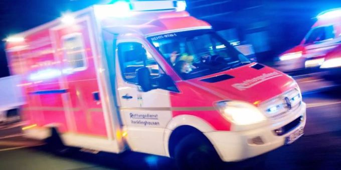 Ein Rettungswagen der Feuerwehr mit Blaulicht bei einem Einsatz. Foto: Marcel Kusch/Archiv Ein Rettungswagen der Feuerwehr mit Blaulicht bei einem Einsatz. Foto: Marcel Kusch/Archiv