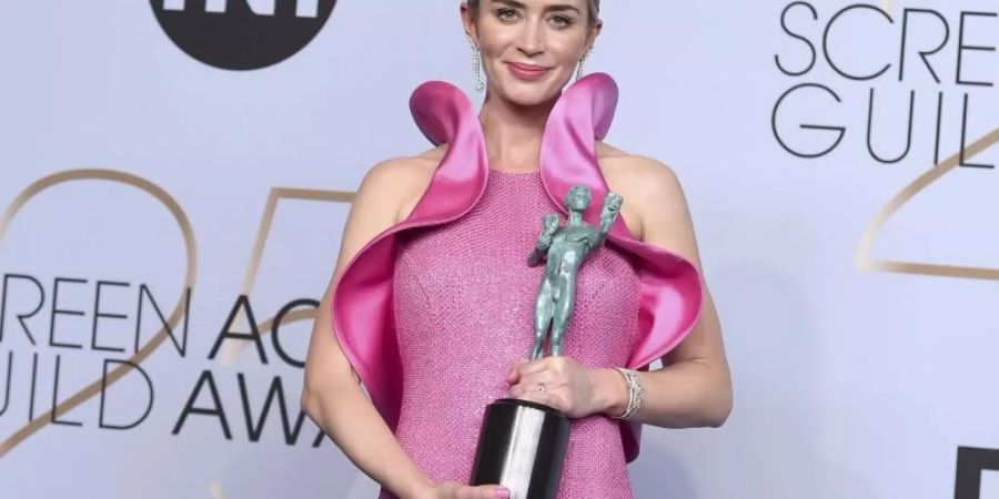 Emily Blunt mit Trophäe bei SAG Awards im Januar in Los Angeles. Foto: Jordan Strauss/Invision