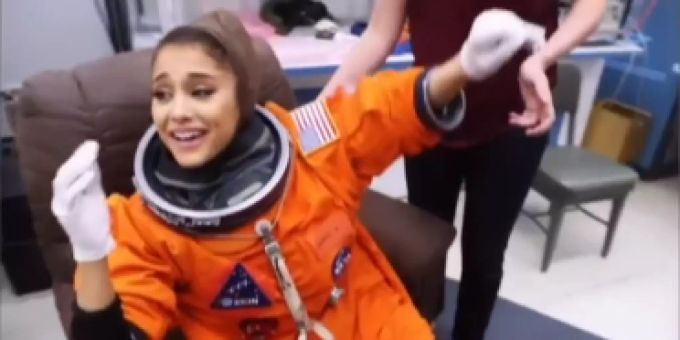 Fans spekulieren - Ariana Grande versucht sich als NASA-Astronautin