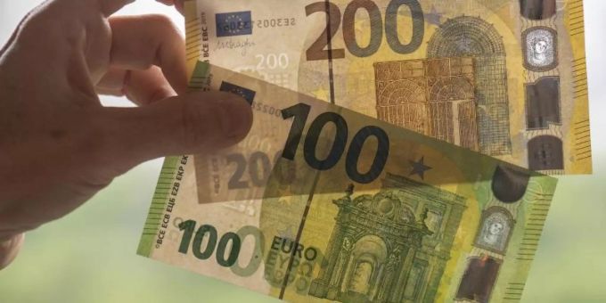 Die neuen 100- und 200-Euro-Scheine sollen es Fälschern noch schwerer machen. 100 200 Euro