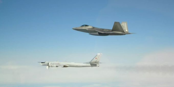 Ein auf Twitter veröffentlichts Bild zeigt einen russischen Bomber TU-95 (links), wie er von einem amerikanischen F-22 eskortiert wird. (Archivbild) Norad