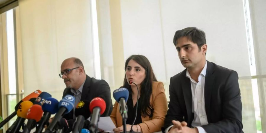 Öcalans Anwälte bei einer Pressekonferenz in Istanbul