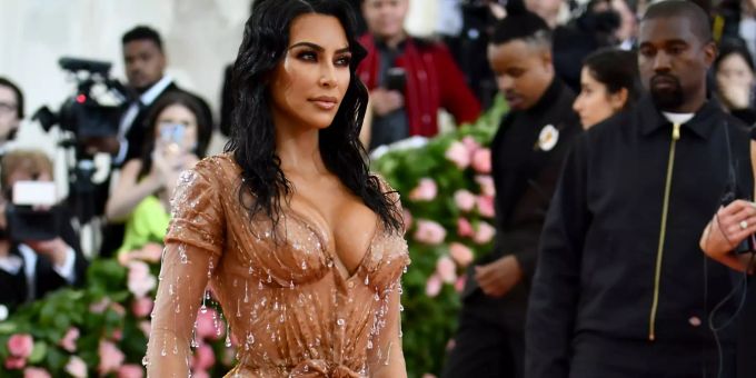 Kim Kardashian kommt an die Met-Gala als verregnete Göttin. met-gala