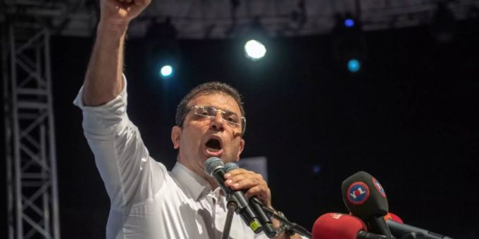 Bürgermeister Ekrem Imamoglu am Montagabend Bürgermeister Ekrem Imamoglu am Montagabend