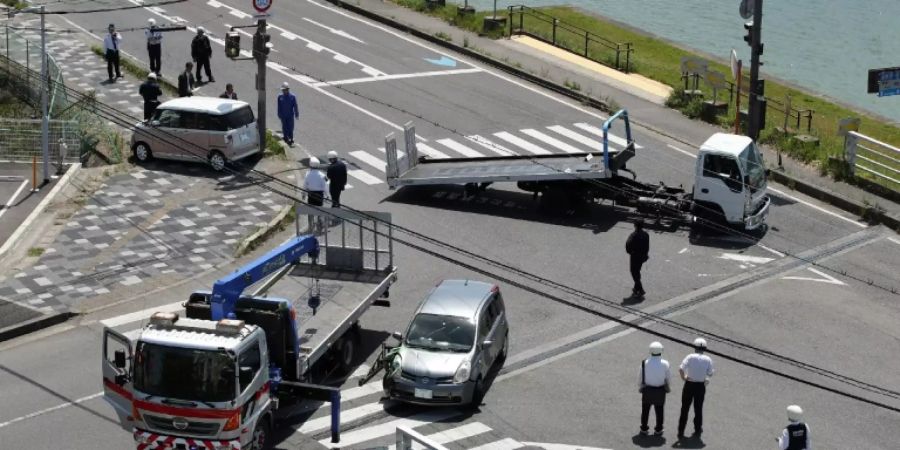 Die beiden Wagen werden am Unglücksort abgeschleppt