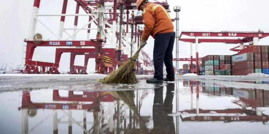 Vertreter der USA und von China wollen ihre Handelsgespräche fortssetzen. Foto: Uncredited/CHINATOPIX via AP/dpa