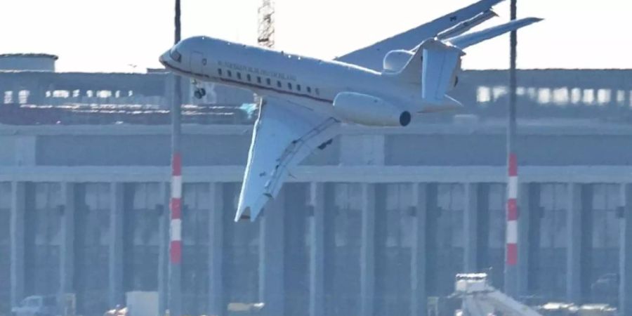 Ein Jet vom Typ Global 5000 der Flugbereitschaft der Bundesregierung bei der Notlandung auf dem Berliner Flughafen Schönefeld. Foto: Marcel Russ