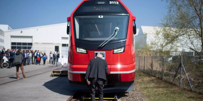 Ein Mann inspiziert den Stadler-Triebzuges "Capricorn" der Rhätische Bahn (RhB) beim Rollout. Im Juni 2016 hat Stadler den Auftrag für 36 vierteilige Triebüge erhalten. Stadler Rail