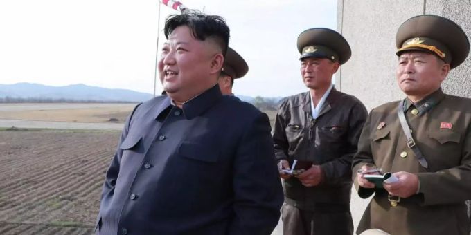 Kim Jong Un verfolgt eine Flugübung der Koreanischen Volksarmee. Foto: KCNA kim
