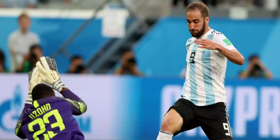 Gonzalo Higuain im Zweikampf