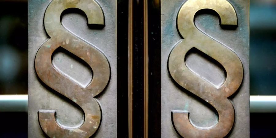 Paragrafen-Symbole an einem Gerichtsgebäude