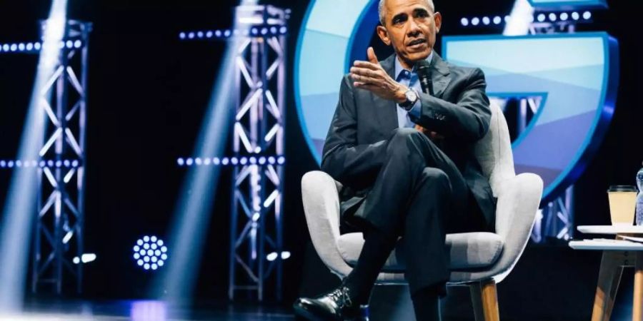 Der ehemalige US-Präsident Barack Obama spricht in der Lanxess Arena in Köln beim «World Leadership Summit». Foto: Inka Englisch/GEDANKENtanken