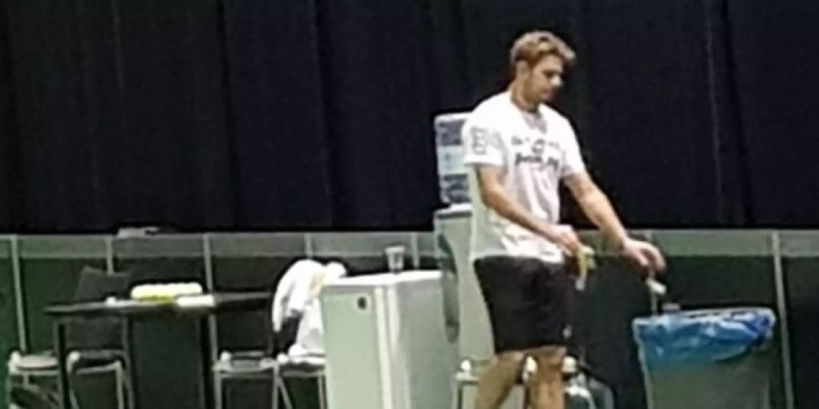 Wawrinka räumt Dreck weg.