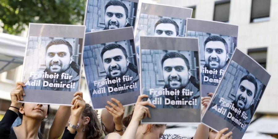 Demonstration für Adil Demirci