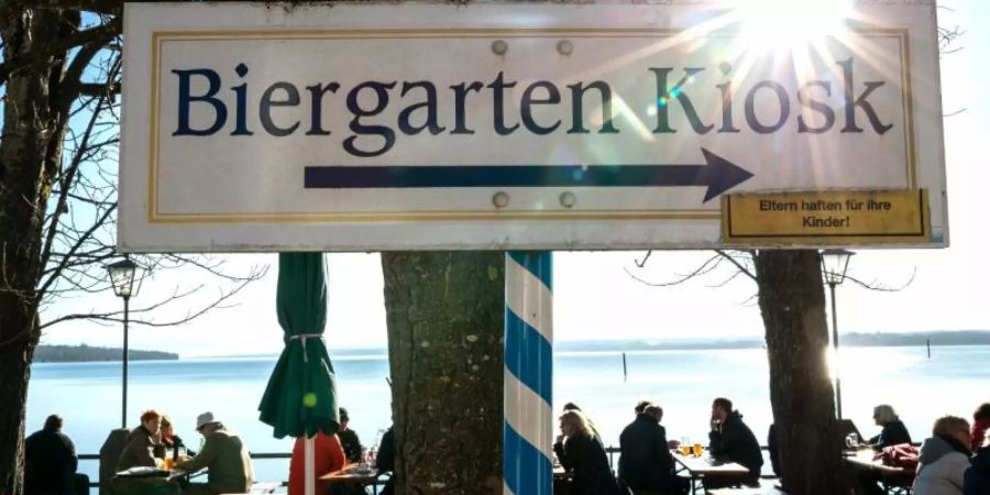 Bayern kann sich am Wochenende auf Bilderbuch-Wetter freuen. Die Temperaturen kraxeln tagsüber auf bis zu 15 Grad. Hier ein Blick in einen Biergarten am Ammersee. Foto: Sina Schuldt