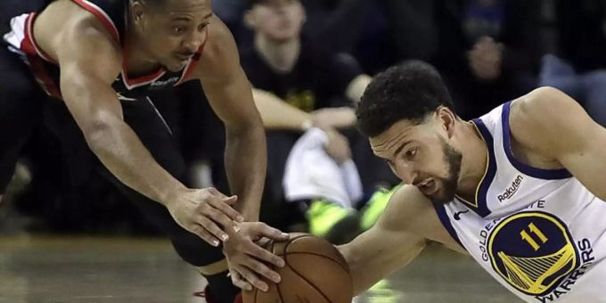 Klay Thompson (r) von den Golden State Warriors kämpft mit Portlands CJ McCollum un den Ball. Foto: Ben Margot/AP Klay Thompson (r) von den Golden State Warriors kämpft mit Portlands CJ McCollum un den Ball. Foto: Ben Margot/AP