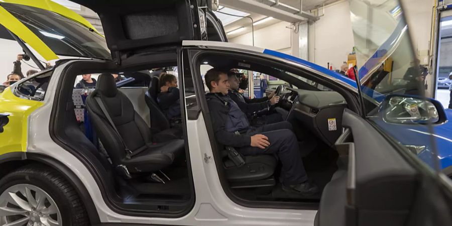 Die rechte Seite eines Tesla-Autos der Polizei des Kantons Basel-Stadt.