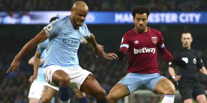 Manchester City's Vincent Kompany (L) im Zweikampf mit Felipe Anderson (R) von West Ham. Vincent Kompany Manchester City