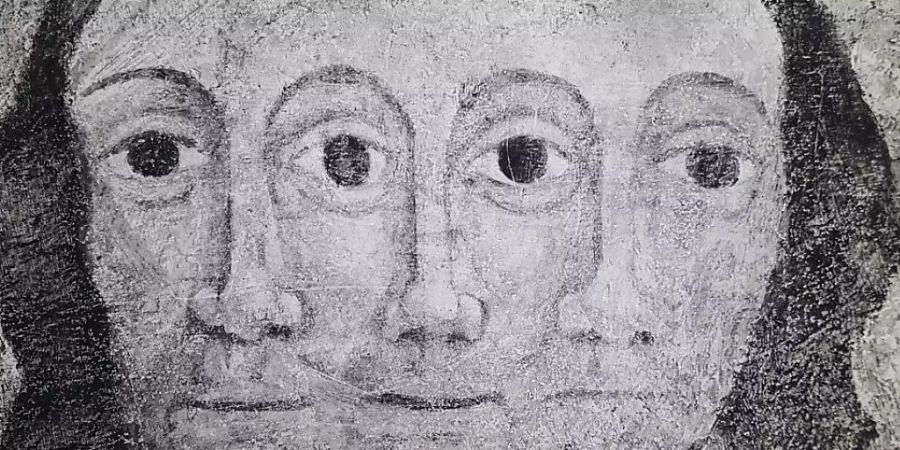 Die Darstellung der Dreifaltigkeit: Deckenmalerei um 1500. Zu sehen ist sie in der Evangelischen Kirche in Lavin - eine Fotografie davon derzeit im Bündner Kunstmuseum.