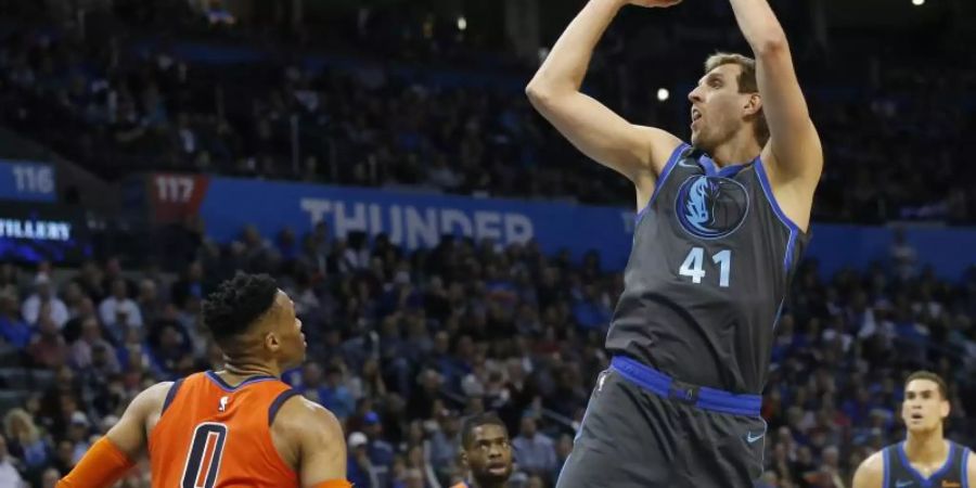 Dirk Nowitzki spielt seine 21. NBA-Saison bei den Dallas Mavericks. Foto: Sue Ogrocki/AP